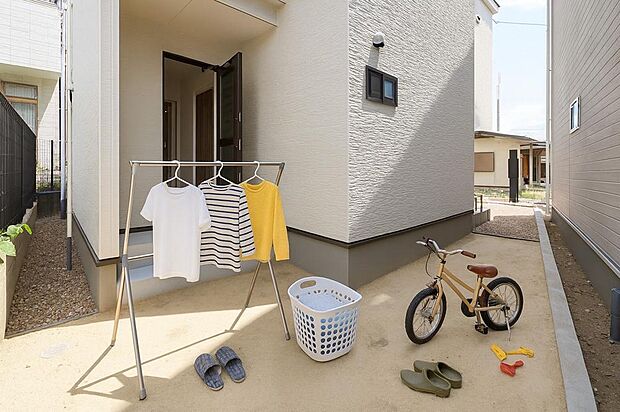 【勝手口※現地写真(一部AIによる加工を含みます)】洗濯物を干したり、ゴミの一時置き場など、勝手口から出られるこのスペースは、毎日の生活を快適にするための「裏方の便利空間」として最大限に活用できます。