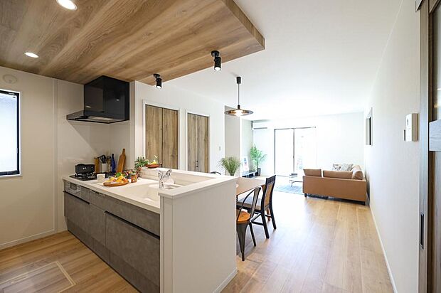 【キッチン※現地写真】お子様を見守りながら家事ができるオープンキッチン!子育て世代に嬉しい、スムーズな家事動線も魅力です。