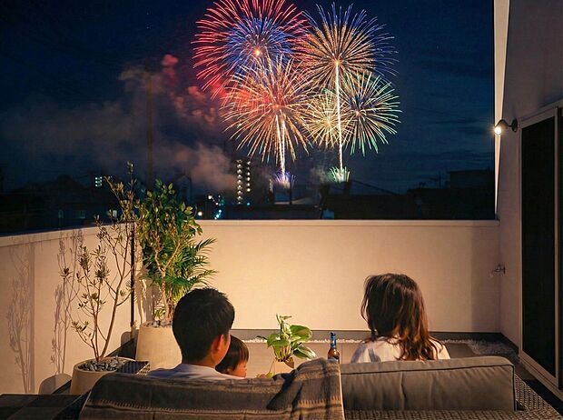 【屋上庭園※施工例】岡崎城を望む特等席はわが家。混雑を離れ、大迫力の岡崎の花火大会を自宅にいながら楽しめます。