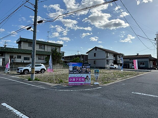 【【No.B】LDK※完成イメージパース】キッチンからリビング全体を見渡せるプラン。リビングでくつろぐ家族と会話をしながら家事ができます。