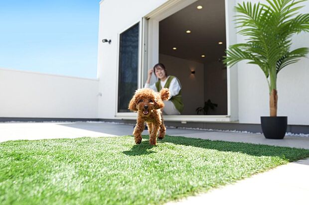 【屋上庭園※施工例】■自宅にいながら、愛犬をリードなしでストレスなく、いつでも気軽に遊ばせてあげられます。