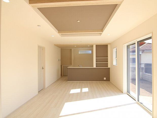 【1号棟】　◎リビングは折上天井仕様で、開放感あふれる空間です！◎