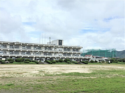 大間々東小学校 640m