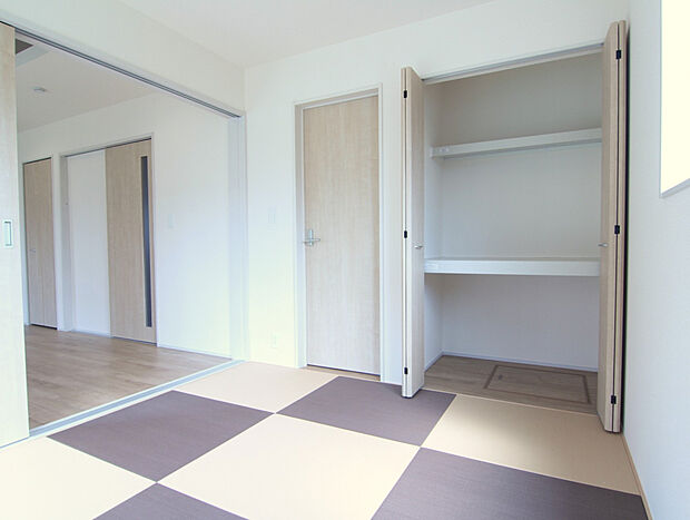 【【2号棟】】和室には収納を確保。来客用の寝具や季節用品も収納できます