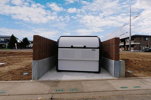 ゴミステーションにはゴミストッカーも設置されており、見た目も整備された環境です。