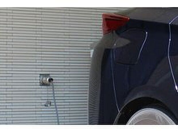 【クルマde給電】クルマ※を住まいとつなぎ電源として利用する非常時給電システム。
※AC100V・1500W/非常時給電システム付コンセントを搭載した自動車。AC100V・1500Wコンセントまたはヴィークルパワーコネクターをお使いいただく際は、事前に各車両（トヨタ自動車）の取扱説明書をご確認下さい。 一部地域では駐車または停車中にエンジンを始動させた場合、条例に触れるおそれがありますのでご注意下さい。