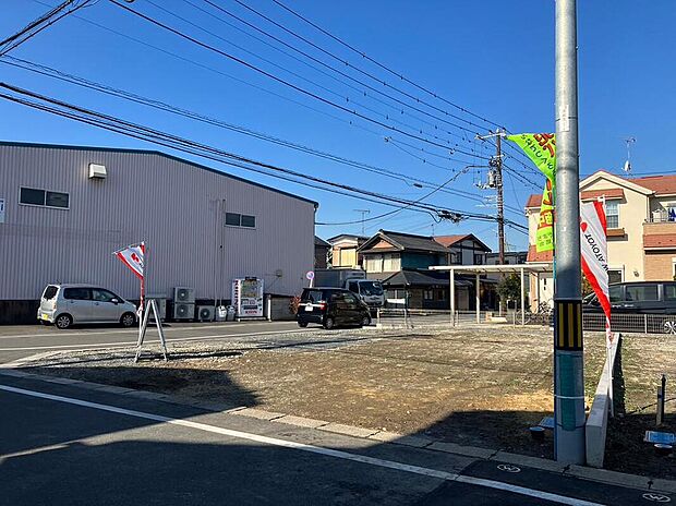 【現地写真】落ち着いた住宅街に位置し、徒歩圏内に学校があり安心の住環境です。穏やかな街並みが広がります。
現地（2025年12月）撮影