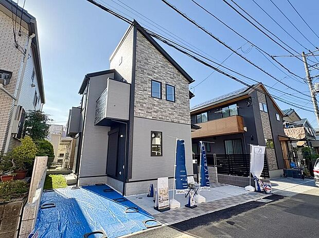 街並みに溶け込み、太陽の光を受けて凛々しく建つ。奇抜さよりも長い年月のなかで飽きのこない外観。