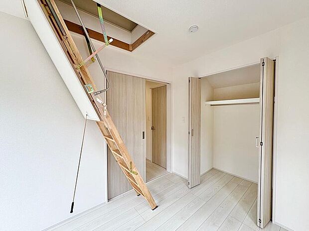 クローゼットと天井裏収納「グルニエ」。収納力は住み心地の良い家のポイントです。