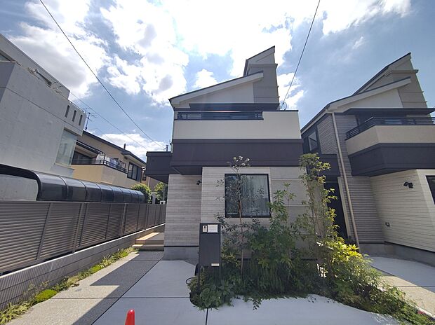【現地外観写真】物件の陽当りや通風・仕様設備やお部屋の大きさの比較、近隣・周辺環境や街並みなど、資料には掲載していない情報が現地にはたくさんあります。 是非一度、現地をご確認ください。