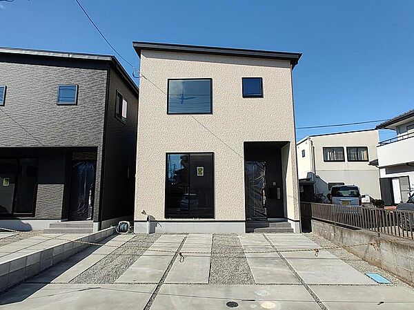 A棟　現地外観
街並みに美しく調和する、上品で洗練された外観デザイン。高級感と落ち着きを兼ね備え、永く住み続けるほどに愛着が深まる邸宅です。