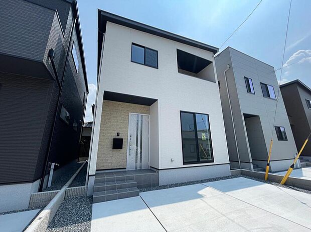 B棟
明るい色合いとすっきりとしたデザインが印象的。ご近所にもやさしく溶け込む外観は、落ち着いた暮らしをイメージさせてくれます。家族みんなが安心して帰ってこられる、そんな住まいを目指しました。