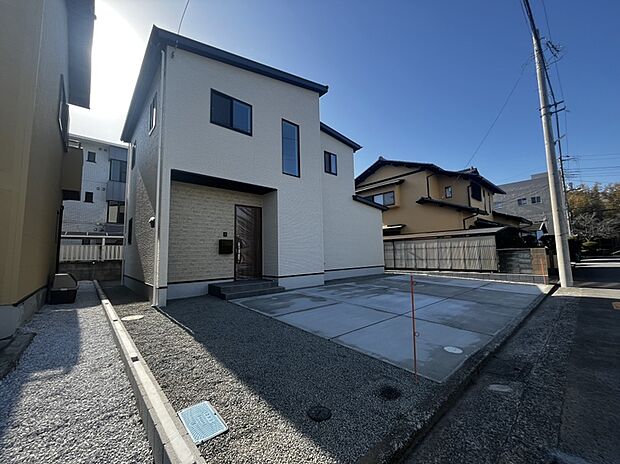 【現地外観】
南向きで明るく開放的なLDKや庭スペース、使い勝手の良い収納、駐車スペースも十分に確保し、家族が快適に過ごせる住空間。
