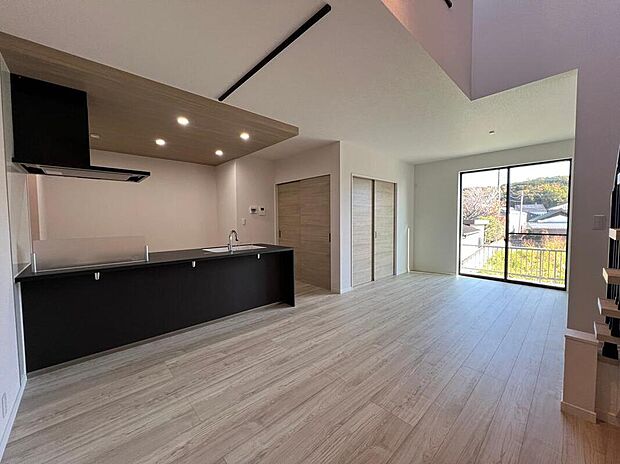 開放感のあるLDKはゆとりの19帖。家族が集まっても窮屈さを感じにくく、くつろぎの時間も来客時も心地よく過ごせる、暮らしの中心となる空間です。