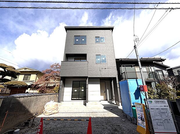【現地外観・周辺】
高性能住宅として設計された３階建て新築。堂々とした佇まいが街並みに映えます。南面バルコニーで日差しを取り込み、明るい暮らしが叶います。