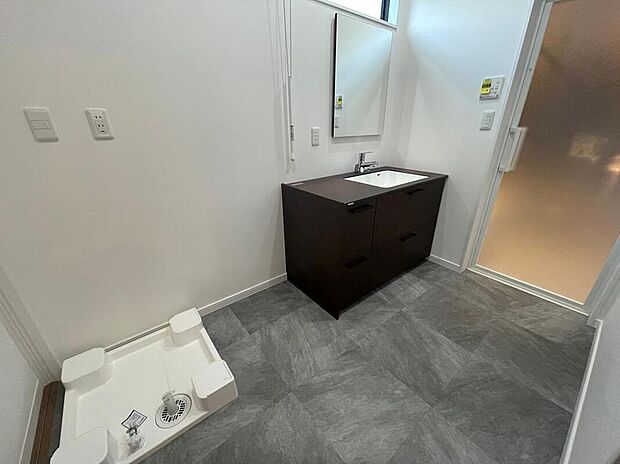 【【シャワー付洗面化粧台】】朝の身支度がスムーズに整う快適な空間です。
明るい壁面と自然光が差し込む設計で、鏡に映る表情も美しく、メイク時間も心地よく過ごせます。
清潔感と使いやすさを兼ね備えた、暮らしに寄り添う水まわりです。