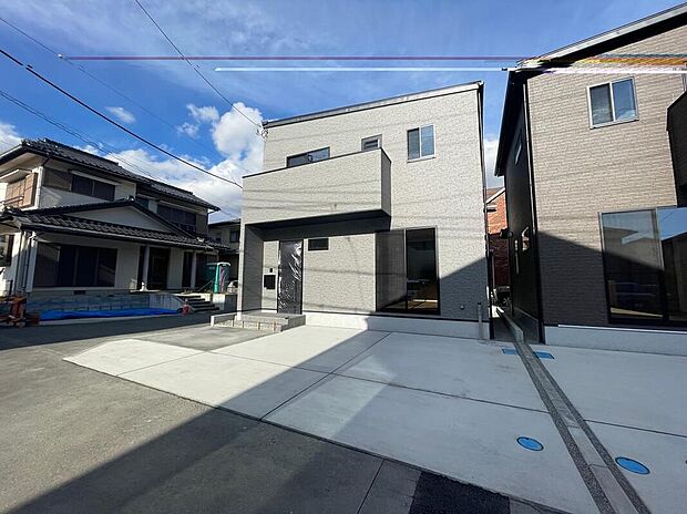 【【現地外観・A棟】】グレーの外壁と黒の玄関扉が映える、スタイリッシュなA棟。
直線的なフォルムが街並みに調和し、ゆとりある駐車スペースも備えた快適な住まいです。