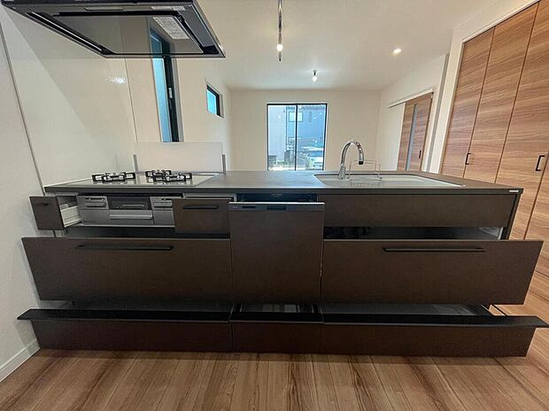 【【対面式システムキッチン】】引き出し式収納を豊富に備え、すっきり整理できるキッチンです。
ビルトイン式の食器洗乾燥機付きで家事の時短にも配慮しました。
リビングと緩やかにつながり、家族の会話が自然と生まれる心地よい空間です。