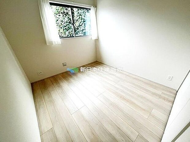 【リビング以外の居室】E号棟　2階洋室　5.25帖　窓から緑が見えるので、とてもリフレッシュできる空間ですね。