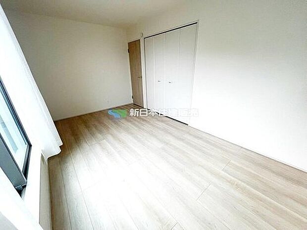 【リビング以外の居室】E号棟　2階洋室　6帖　明るく気持ちの良い空間です。