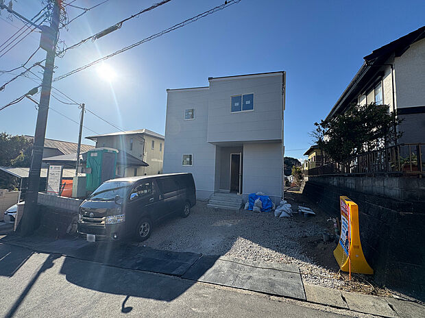 【現地外観写真】駐車スペースは3台分あり、お子さまの送迎や週末のお出かけにもとても便利♪
急な来客の駐車スペースとしてもお使いいただけます。