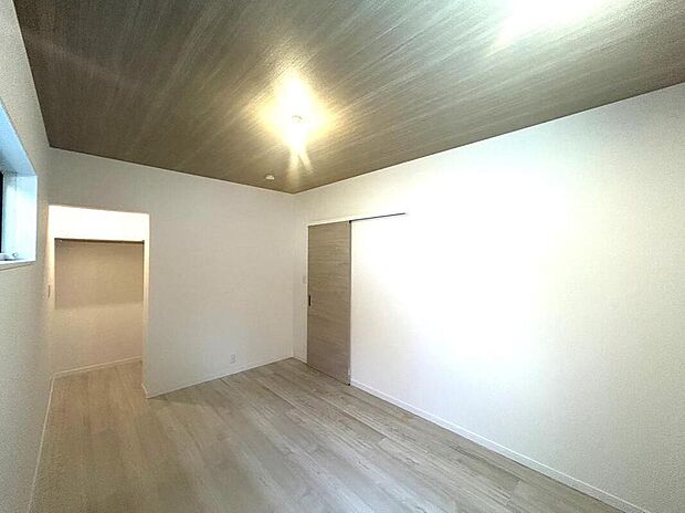 【リビング以外の居室【C棟】】6.7帖の洋室はオープン収納付きで、空間を有効活用。寝室や子ども部屋など、暮らしに合わせて使えます。