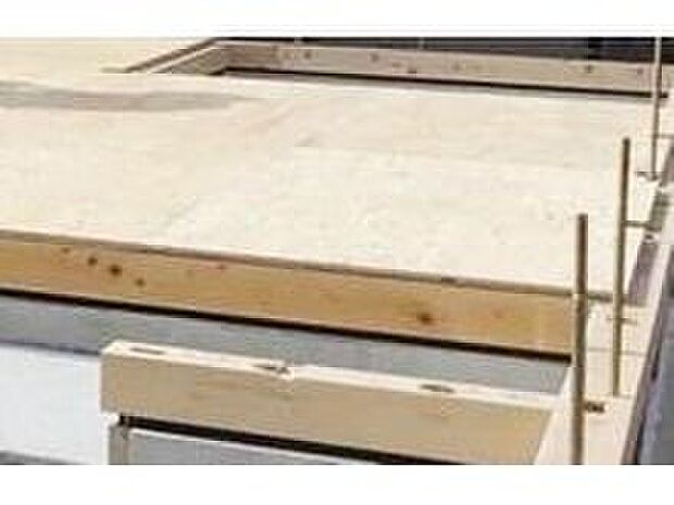 【剛床工法】構造体と床を一体化した「剛床工法」を採用。
面構造とすることで、地震による床のねじれやゆがみを抑えます。床が厚く、火災に対する性能も向上。