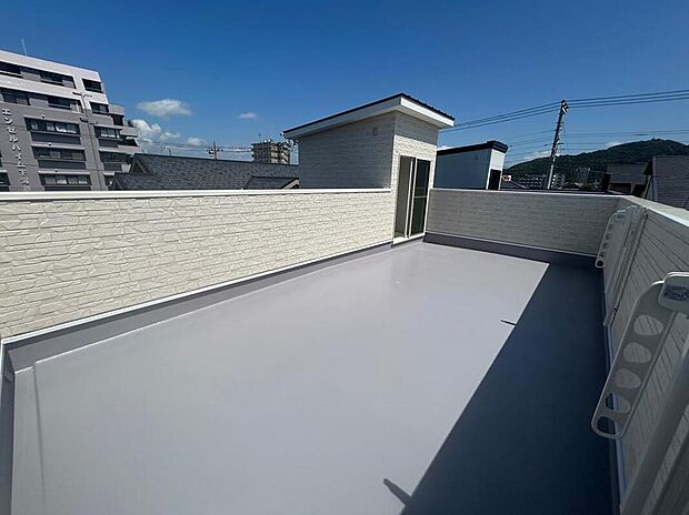 【バルコニー】開放感あふれるルーフバルコニー付き。空を身近に感じながら、家族で過ごす時間やくつろぎのひとときを楽しめます。