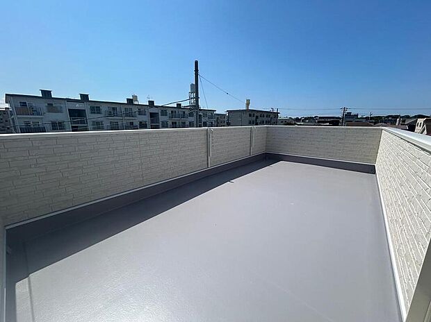 【バルコニー】ファミリーにうれしいルーフバルコニーを採用。洗濯物を干すだけでなく、家族で過ごす開放的な時間も楽しめます。