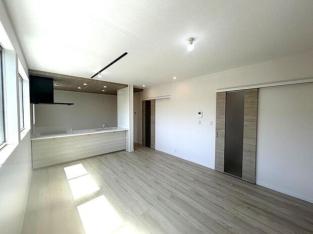 【リビング【C棟】】2階に配置された16帖のリビングは、外からの視線を気にせずくつろげる心地よい空間。家族が自然と集まる明るいリビングです。