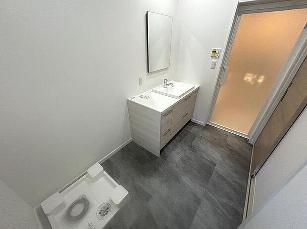 【洗面台・洗面所【C棟】】やさしい落ち着きのあるトーンで仕上げた洗面・脱衣スペース。忙しい朝も、ゆったりとした気持ちで使える空間です。