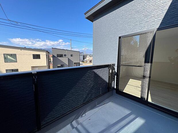 【バルコニー】バルコニーは洗濯物を干すだけでなく、外の空気を感じられる便利なスペース。日常にちょっとした開放感をプラスします。