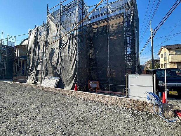 【現地外観写真】複数の窓から風が抜ける通風良好な住まいで、一年を通して快適な室内環境を保てます。