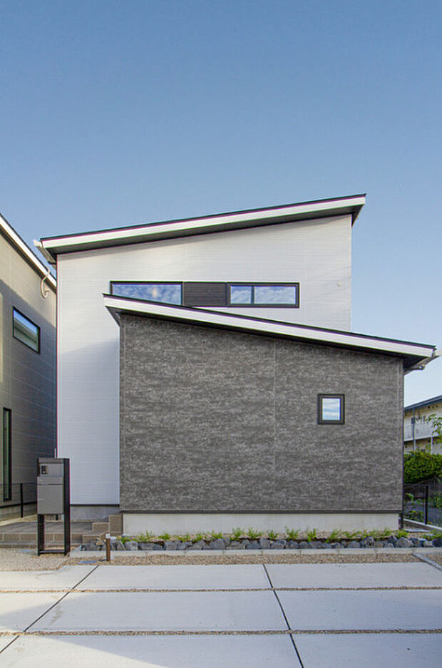 【NO.12外観】外観はシックなグレー基調でスタイリッシュ。3台駐車可能な広々駐車スペース、便利な宅配ボックス、EVコンセントも完備。生活の利便性とデザイン性を兼ね備えた建物です。