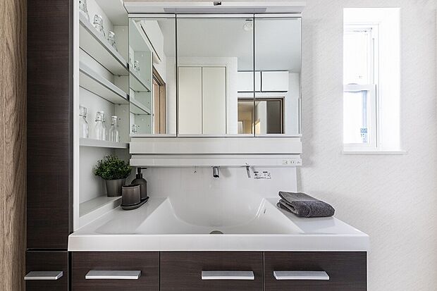 【シャワー付き洗面台】ワイドなミラー付き洗面台。出水ノズルが上部についているので、汚れにくいのが「おそうじ時短」ポイント。ボウルもフラットな設計で、さっと流すだけ、拭くだけでおそうじが完了！(参考写真)