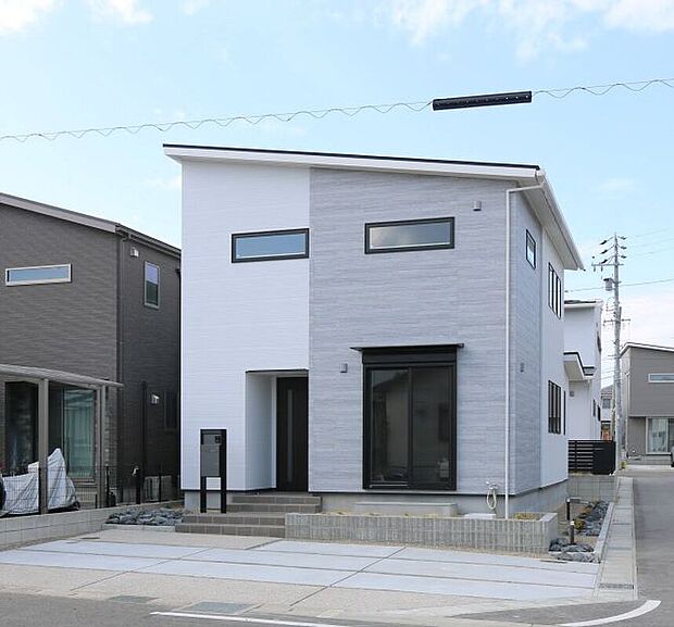 【No.13　外観】光を纏うホワイトの質感。モダンな造形美が日常を特別に変える。