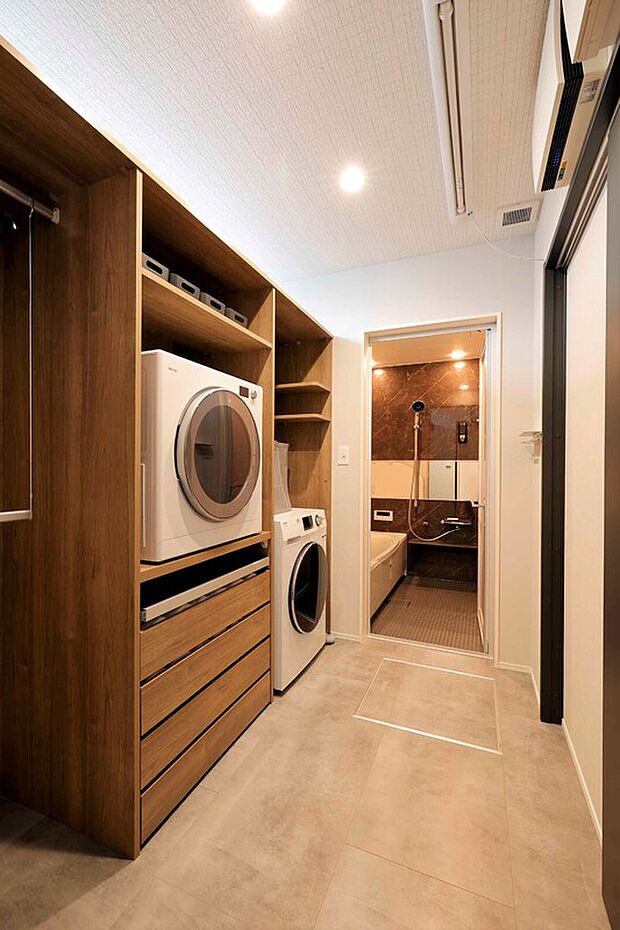 【当社施工例　ランドリールーム】《お泊りハウス・名古屋守山展示場》　ランドリールーム　天候や時間に左右されず室内干し空間に収納スペース。