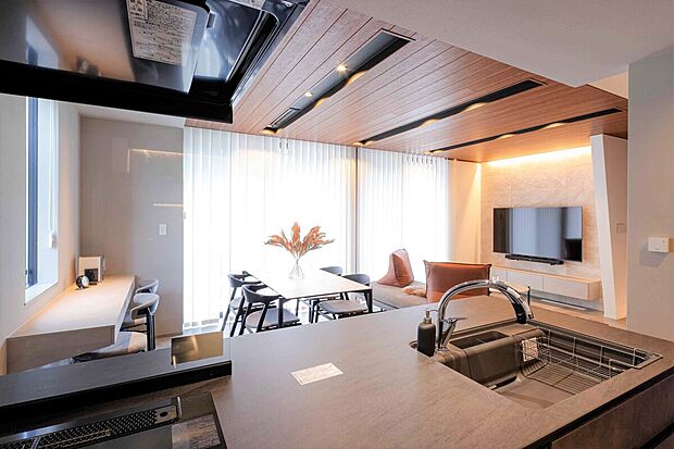 【当社施工例　キッチン】《お泊りハウス・名古屋守山展示場》キッチンからリビング