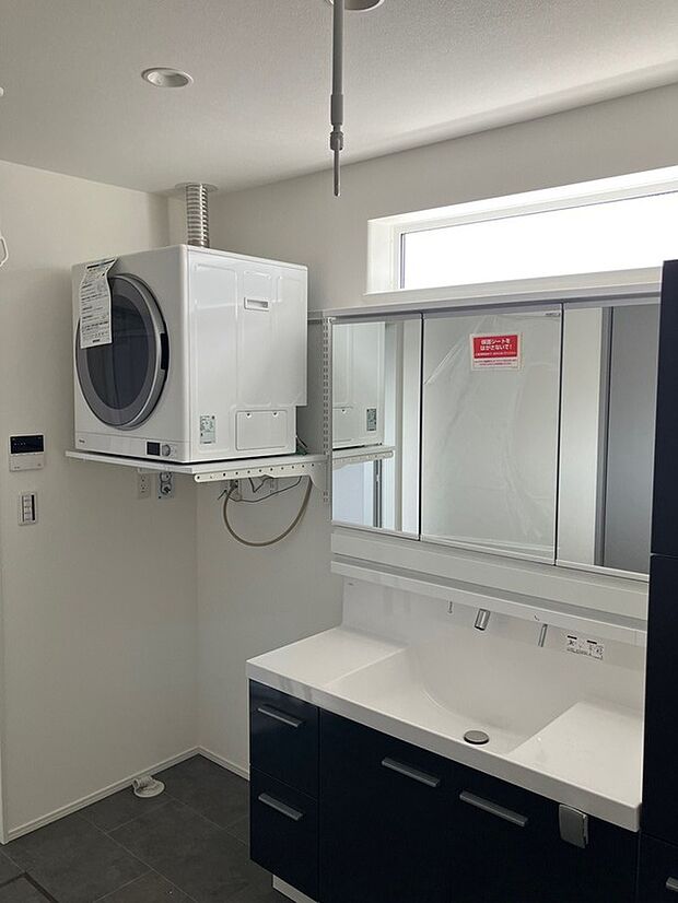 【No.6洗面所】ガス衣類乾燥機と物干しが付属のランドリールーム。