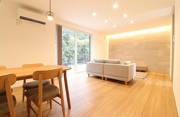 【K1-2リビングダイニング】大きな掃き出し窓があり、開放的なLDKです。電動シャッター付きで朝晩快適にお過ごしいただけます。