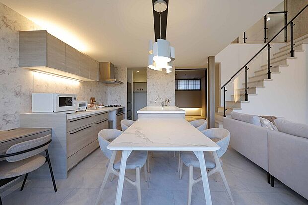 【キッチン＆ダイニング】弊社施工例【お泊まりハウス 豊川駅東】横並びのダイニング。動線が短く開放的なキッチンで料理も家事も無駄なく効率よく