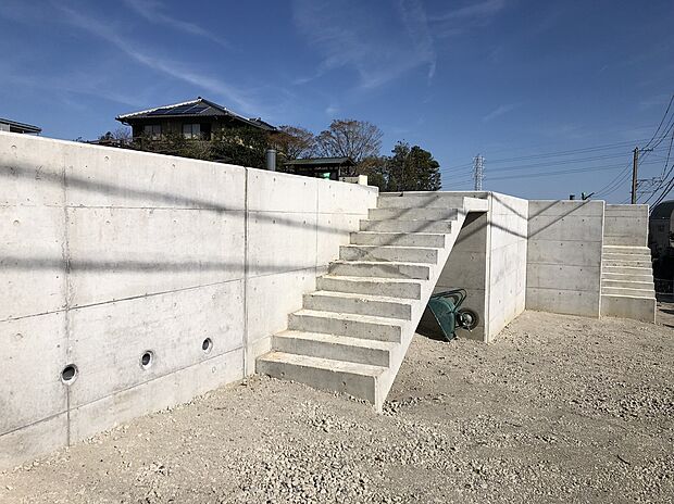 [NO.1　南西から撮影]　コンクリートの擁壁、階段を造成済み。