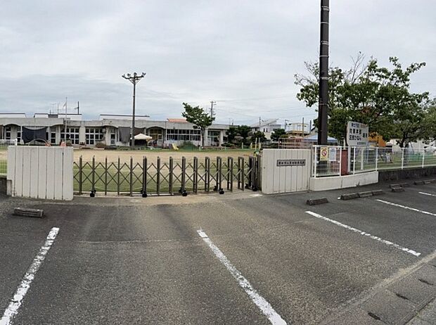 磐田市立豊田西保育園まで徒歩 約10分~12分(約800m~900m)
小さなお子様のいるご家庭も安心な立地です!