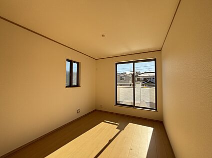 【H号棟】バルコニーに面した明るい居室。