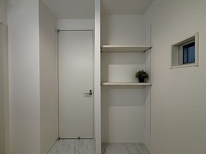 洗面室にはリネン類の収納に便利な可動棚