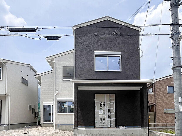 【1期【13-2号地】外観正面】建築中です。