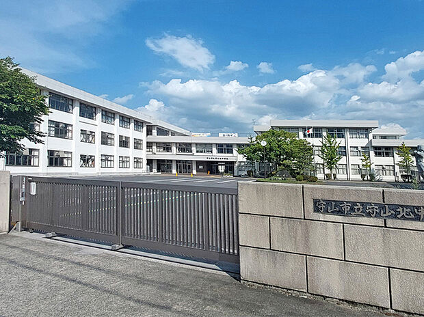 守山市立守山北中学校(約2m)