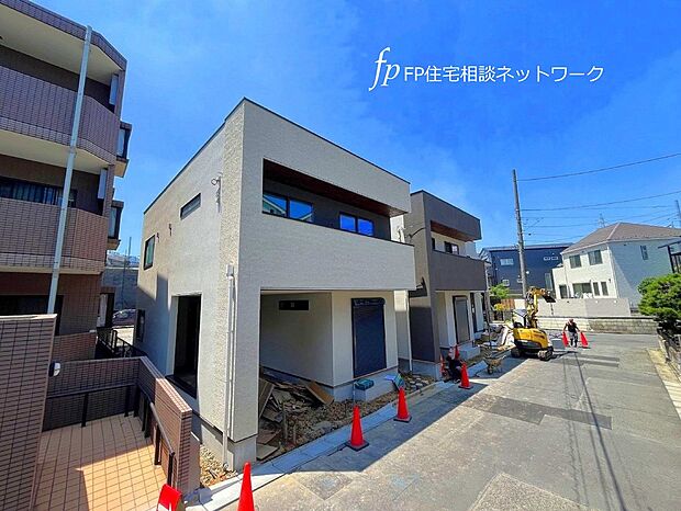 閑静な住宅地に馴染む落ち着いた色合いの外観。長く愛着を持って住むからこそシンプルな色目に仕上げました。外壁には耐久性・防汚性に優れたサイディング材を使用。