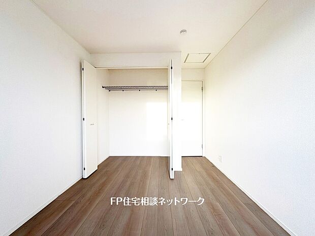 収納力が豊富な大型クローゼット。普段着やスーツはもちろんのこと、コート類などもしっかり掛けられます。奥行きもあり、部屋がスッキリしますね。