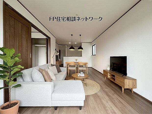 【LDK│17.3帖】 本画像はAIがCGで家具を作成しており、実際の現地に家具は設置されておりません。また、販売価格に家具等は含まれておりません。